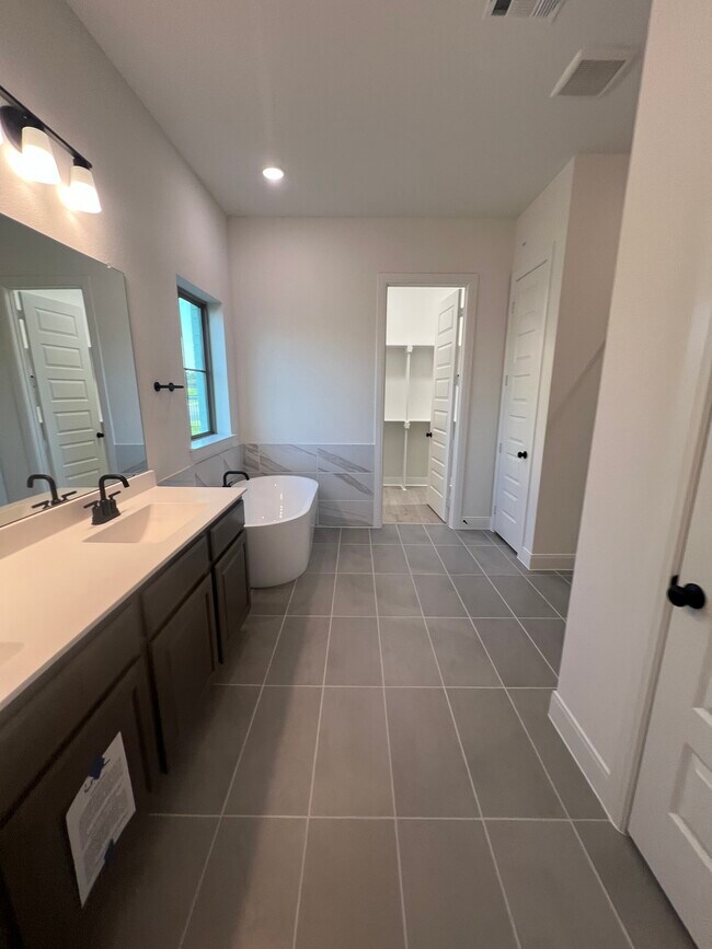 Foto del edificio - 13961 Longvalley Dr