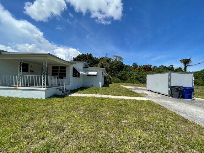 Foto del edificio - 5715 Taft St