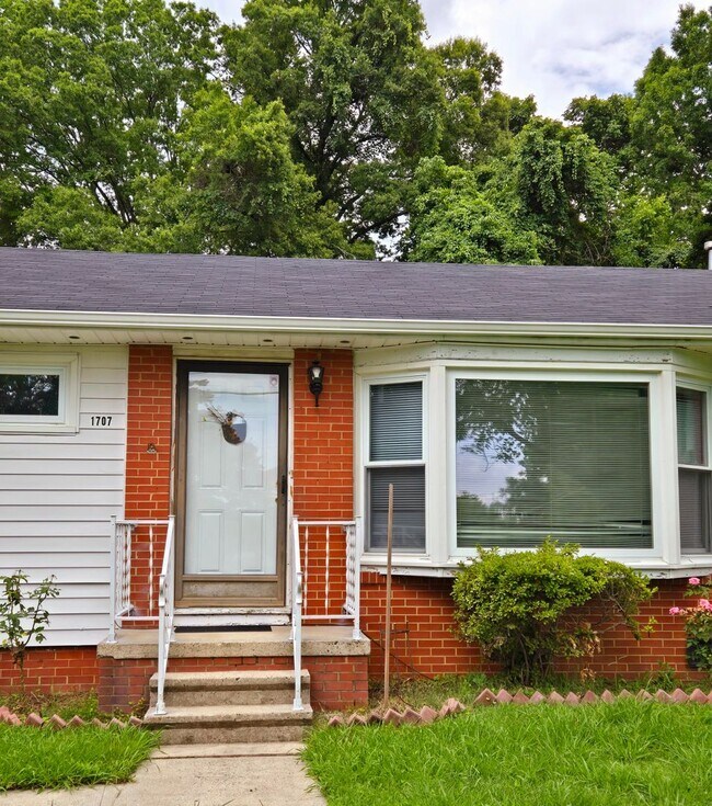 Building Photo - Must See 3 Bedroom Home Available for Imme...