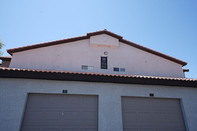 Foto del edificio - SHOWINGS AVAILABLE NOW