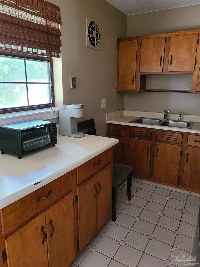 Foto del edificio - 35 Adkinson Dr