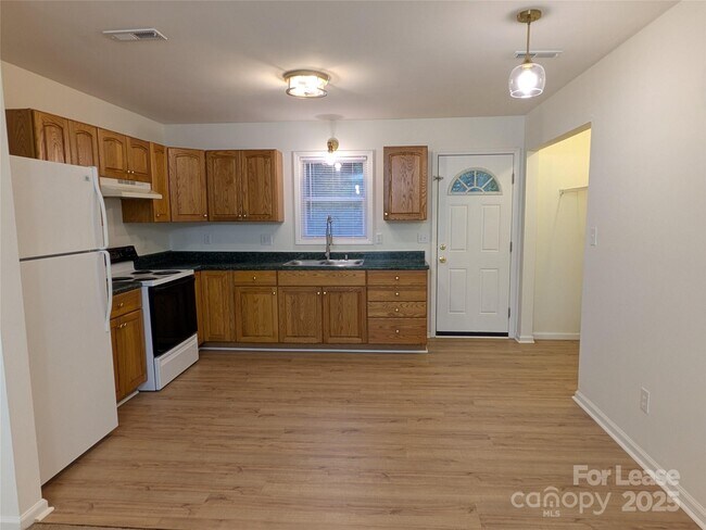 Foto del edificio - 5589 Wrenn Dr