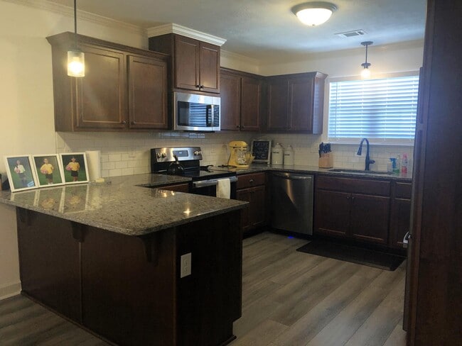 Building Photo - 708 Goodale Dr