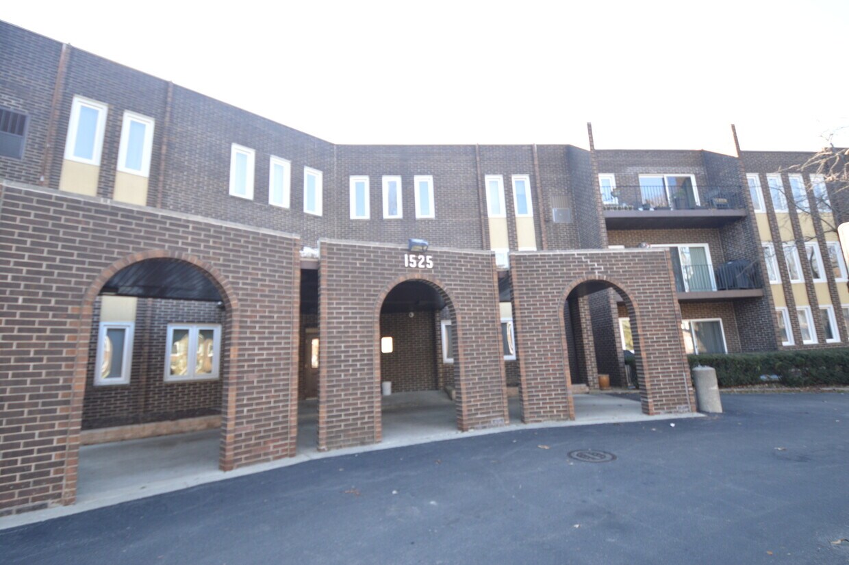 1525 Sander Ct Unit 210, Wheeling, IL 60090 Condo for Rent in