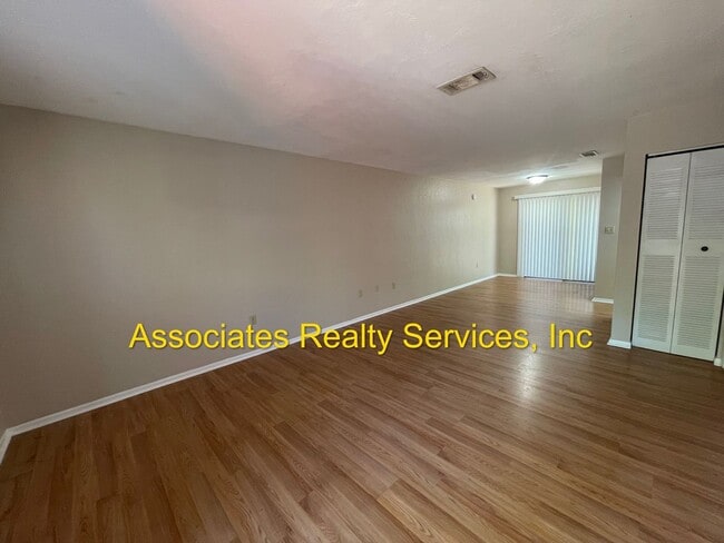 Building Photo - End Unit in Bellamy Forge!