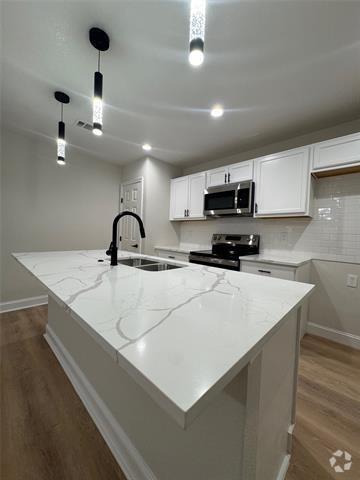 Building Photo - 728 Hilltop Cir
