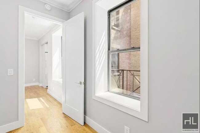 Building Photo - 252 W 76th St