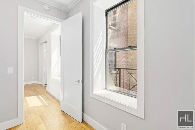 Building Photo - Renovated Cozy 1 bed 1 bath with washer and dryer. / WEST 76 STREET