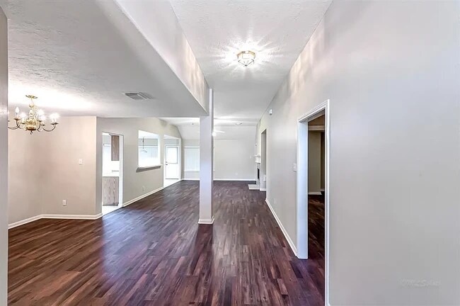 Foto del edificio - 3315 Candlepine Dr