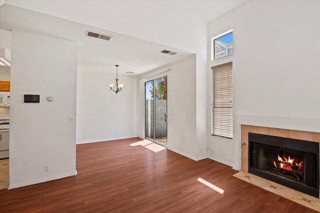 Foto del edificio - Centrally located Townhome/Fenced Yard