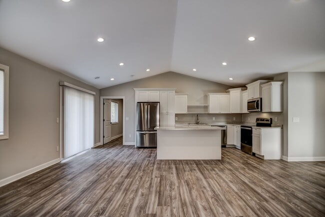 Building Photo - 3 Bedroom Town Home