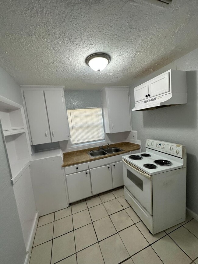 Building Photo - 310/312 Acosta St
