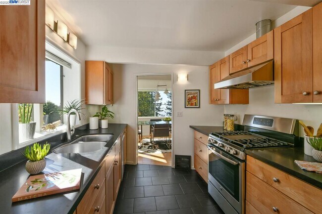 Building Photo - 1097 Miller Ave