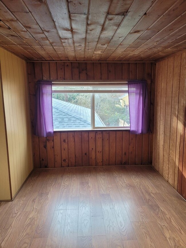 Building Photo - Studio Available with private off street parking, 2 blocks from the bike path in the Whiteaker Ne...