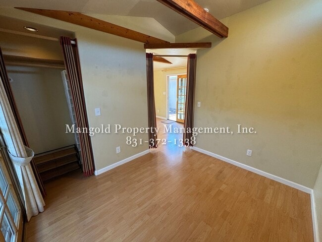 Building Photo - Newly Updated Studio Duplex with Vaulted C...