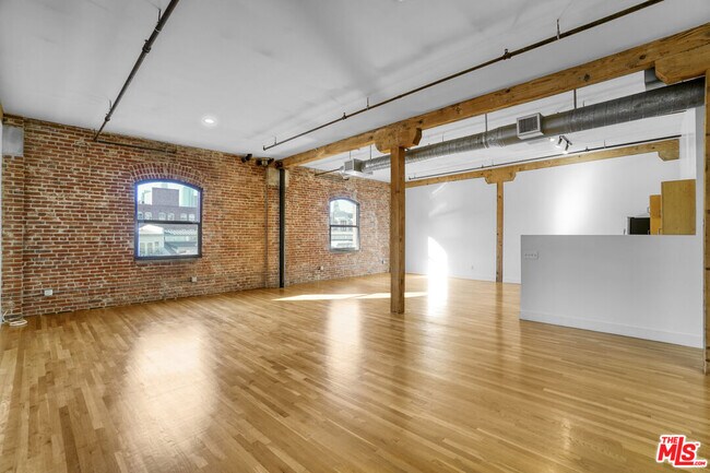 Foto del edificio - 215 S Santa Fe Ave