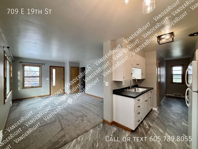 Building Photo - Charming 2-Bedroom Duplex with Modern Upda...