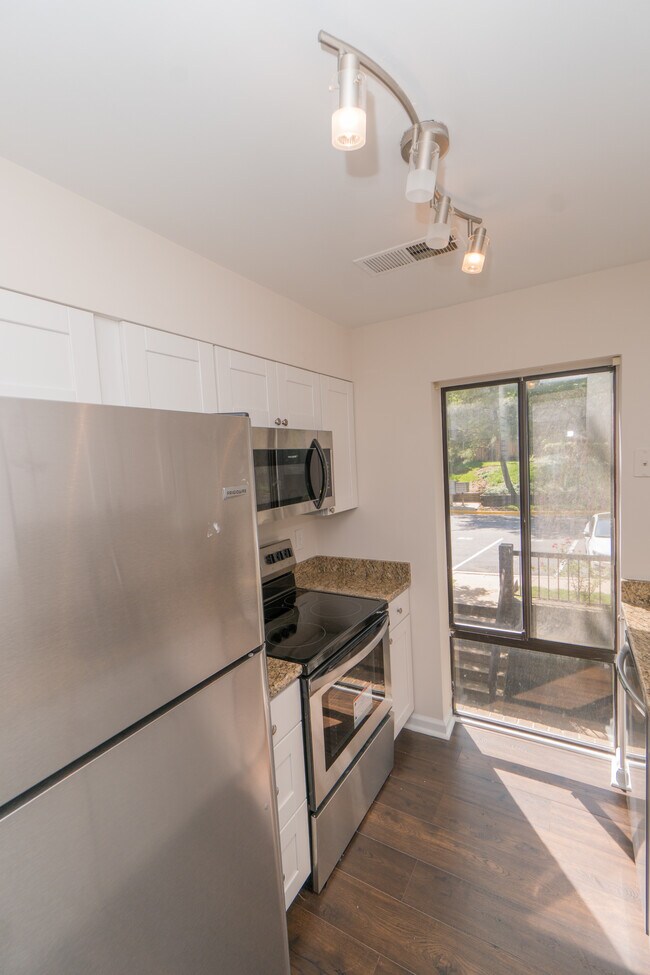 Building Photo - 3069 Hawthorne Dr NE