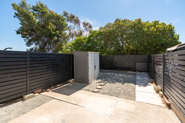 Building Photo - 8685 Mellmanor Dr