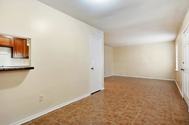 Building Photo - 3250 Kabel Dr