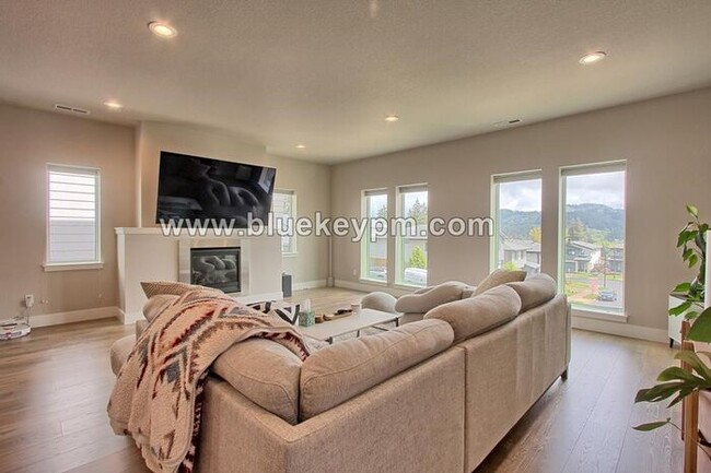Building Photo - 4 Bed, 3 Bath Home in Happy Valley Near Sc...