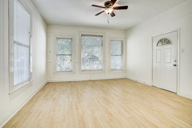 Photo - 1127 Yale St Apartment