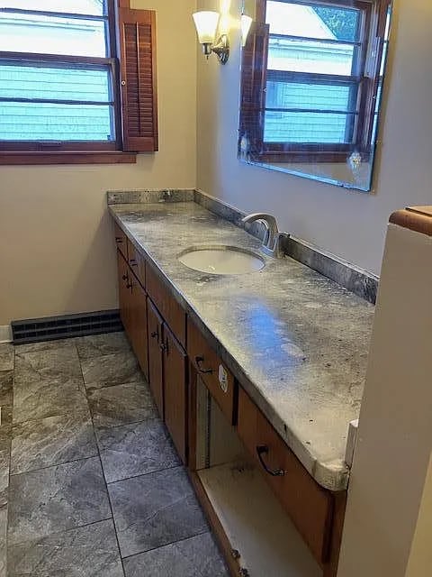Full Bath - 400 7th Ave SE