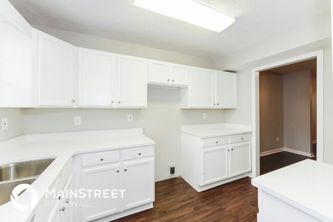 Building Photo - 5963 Sherwood Trace