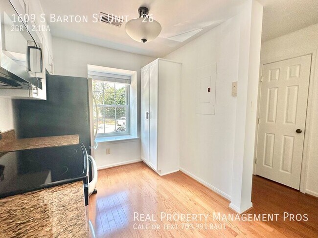 Building Photo - Light & Bright Arlington Townhouse- Backs ...
