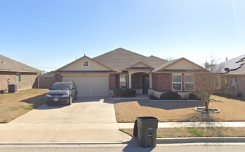 Building Photo - 704 W Gemini Ln