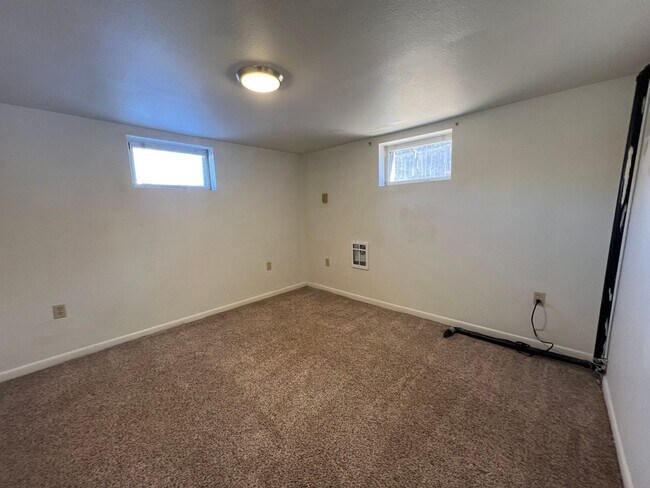 Foto del edificio - Humble Basement Unit available June 10th!