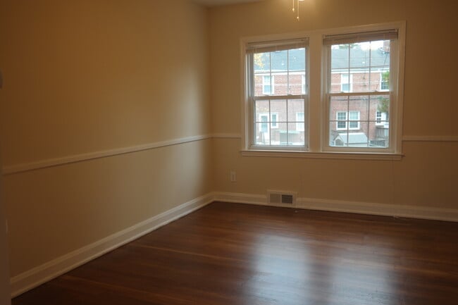 Building Photo - Beautifully Renovated 3 Bedroom Townhome -...