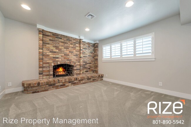 Building Photo - 5 br, 3 bath House - 2331 East Ellisonwood...