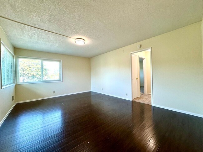 Foto del edificio - Updated Top Floor Two Bedroom Iin Montavilla w/ Off Street Parking~ 90 Walk Score~ 99 Bike Score~...