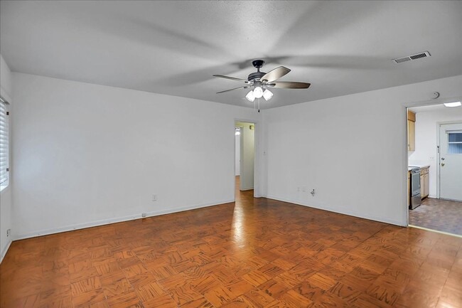 Building Photo - 4221/4223 Hawthorne Court
