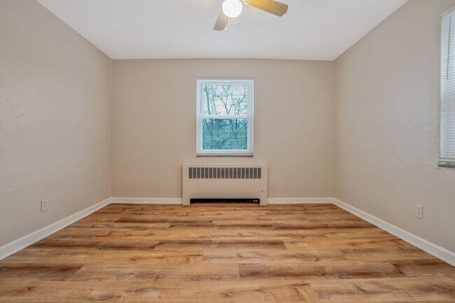 Foto del edificio - Updated 1 Bedroom with Deck and Garage space!