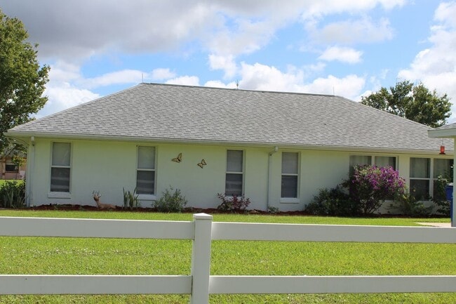 Building Photo - Spacious 2/2/2 Country Walk Home