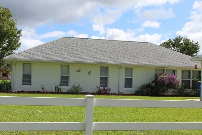 Foto del edificio - Spacious 2/2/2 Country Walk Home