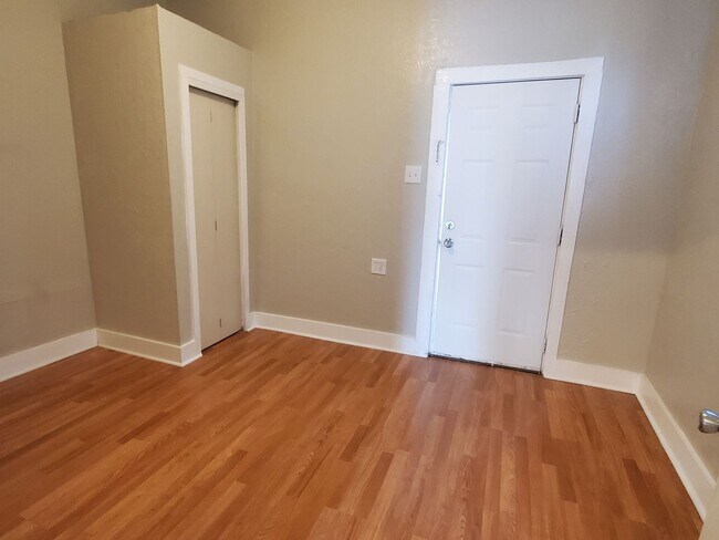 Foto del edificio - Completely Renovated Property, will not la...