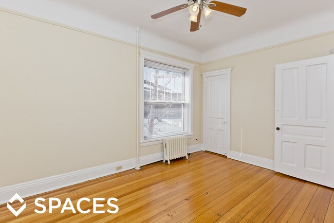 Building Photo - 334 W Dickens Ave