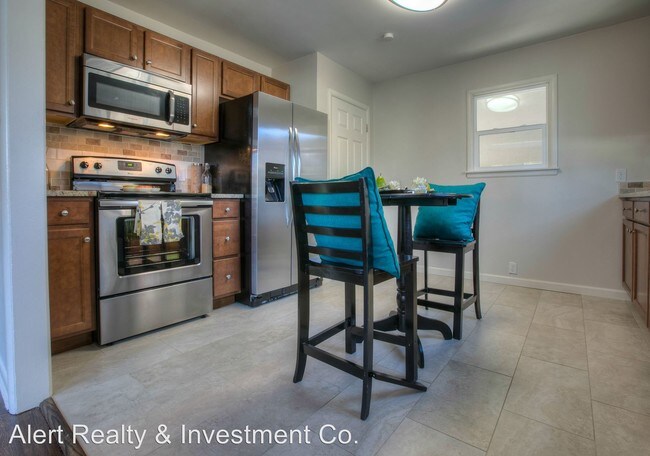 Foto del edificio - 3 br, 2 bath House - 141 E. 5th Ave.