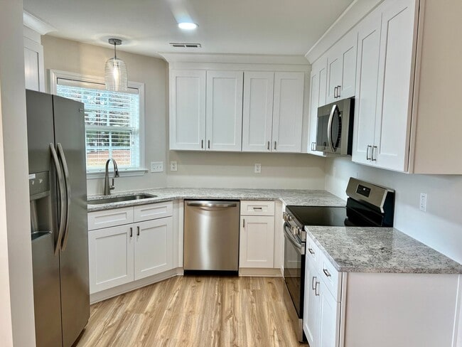 Building Photo - Updated, Main Level 2Bed/2 Bath Condo Lewi...