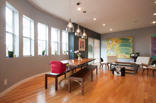 Foto del edificio - 7121 Hillside Ave
