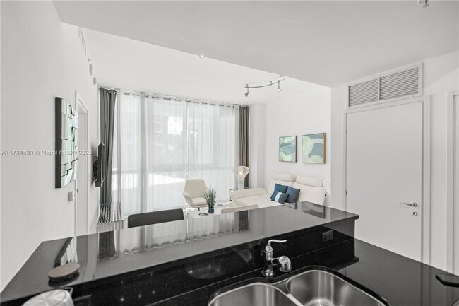 Foto del edificio - 50 South Pointe Dr