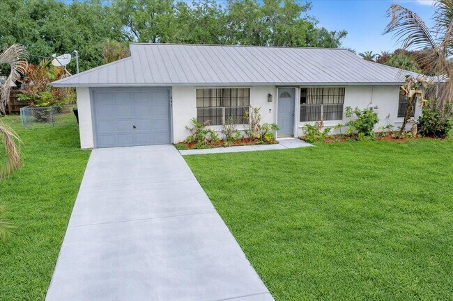 Building Photo - 841 NW Riverside Dr