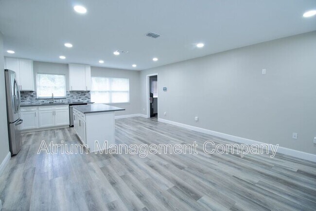 Foto del edificio - 3170 Roland Dr