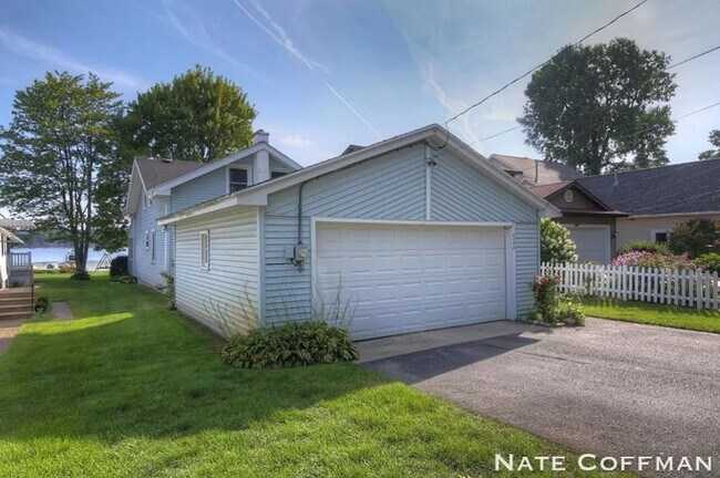 Building Photo - Lakefront 4 bed 2 bath home