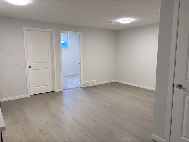 Building Photo - 45 Creekview Mnr SW