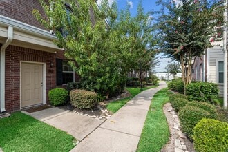 Building Photo - 2131 Kemah Village Dr