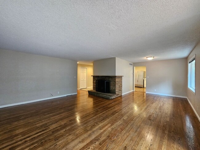 Building Photo - Best Value in Bellevue!